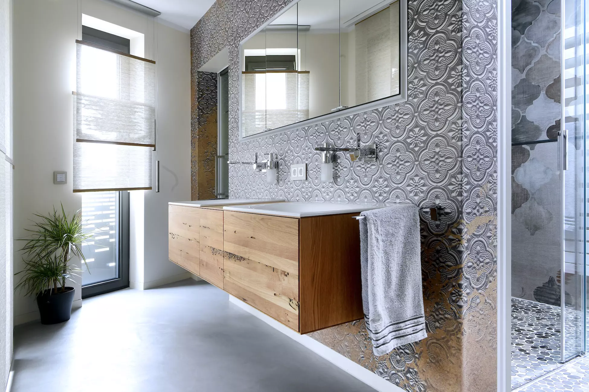 Fugenloses Badezimmer mit Design Spachtelboden und Designtapeten